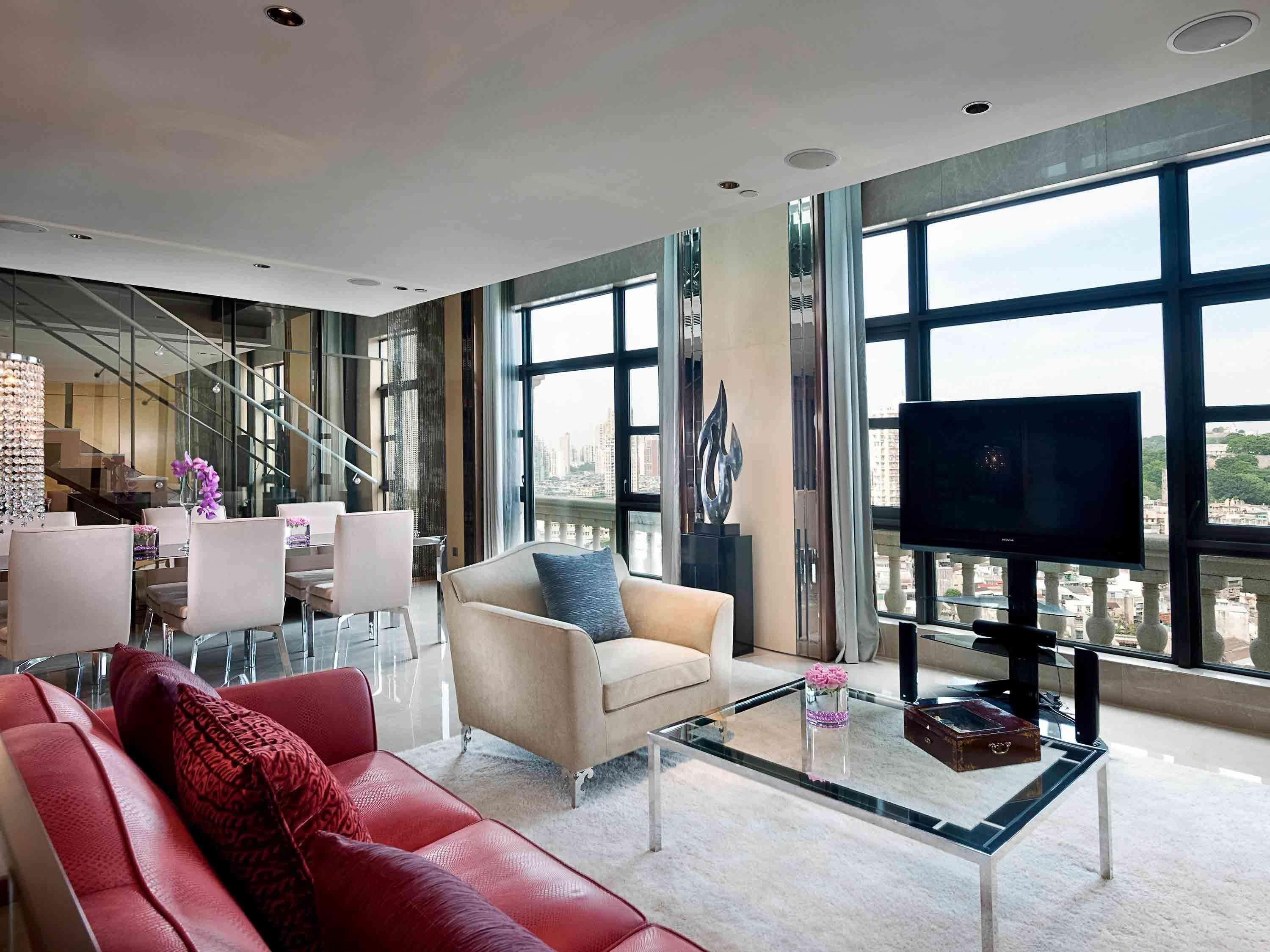 Sofitel Macau At Ponte 16 Otel Dış mekan fotoğraf The living room of a three-bedroom suite