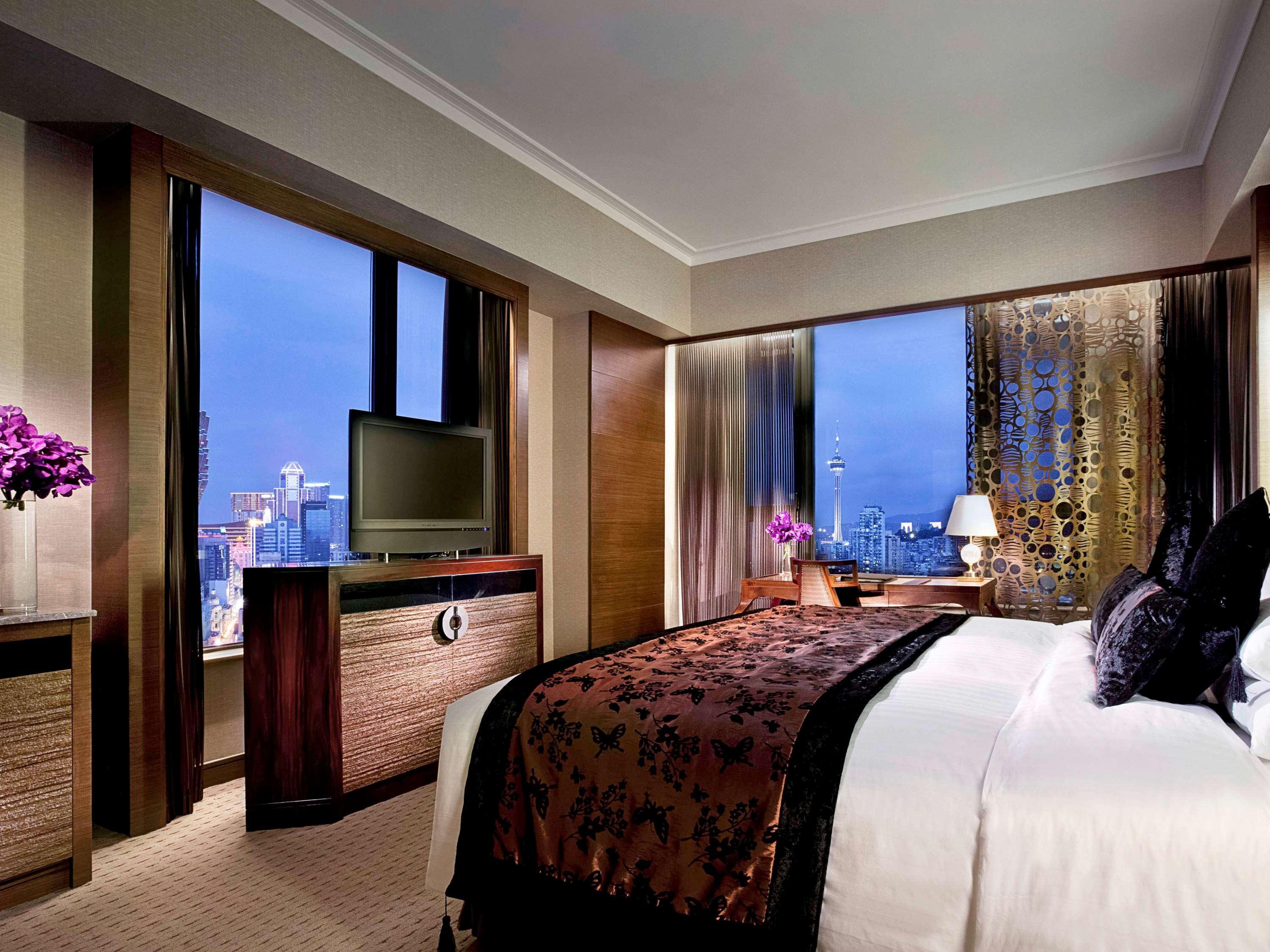 Sofitel Macau At Ponte 16 Otel Dış mekan fotoğraf A suite at the Mandarin Oriental, Hong Kong