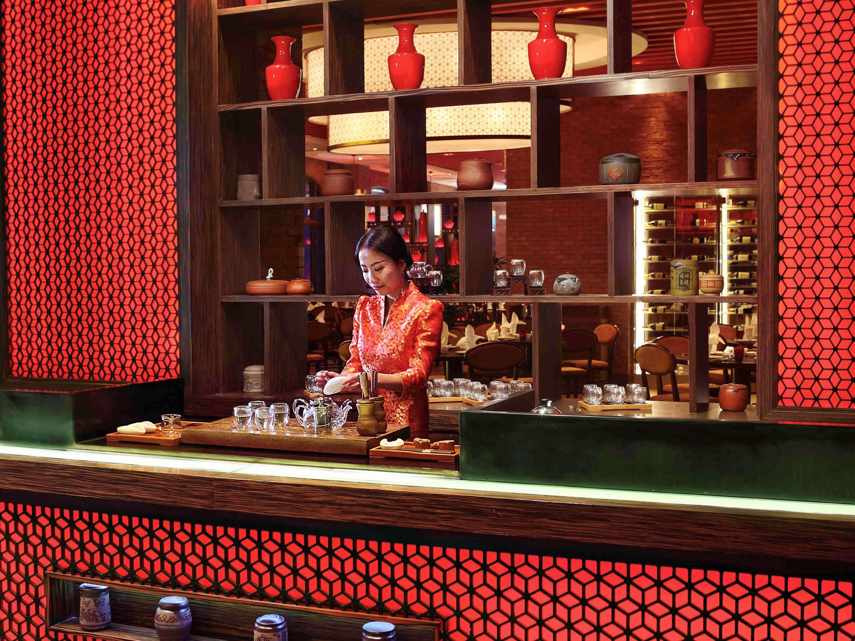Sofitel Macau At Ponte 16 Otel Dış mekan fotoğraf A bartender at work