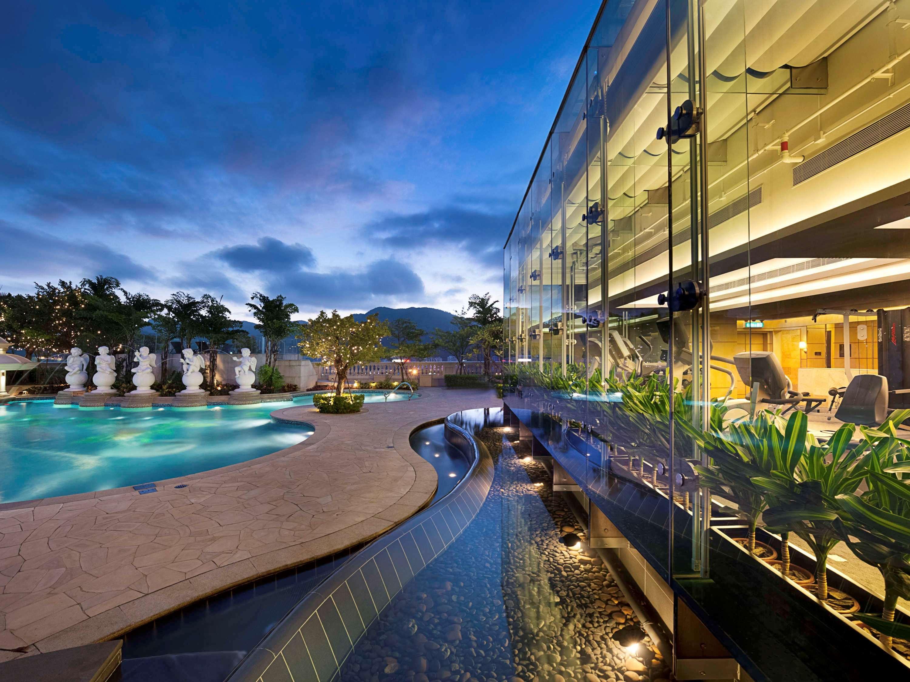 Sofitel Macau At Ponte 16 Otel Dış mekan fotoğraf The swimming pool at the hotel