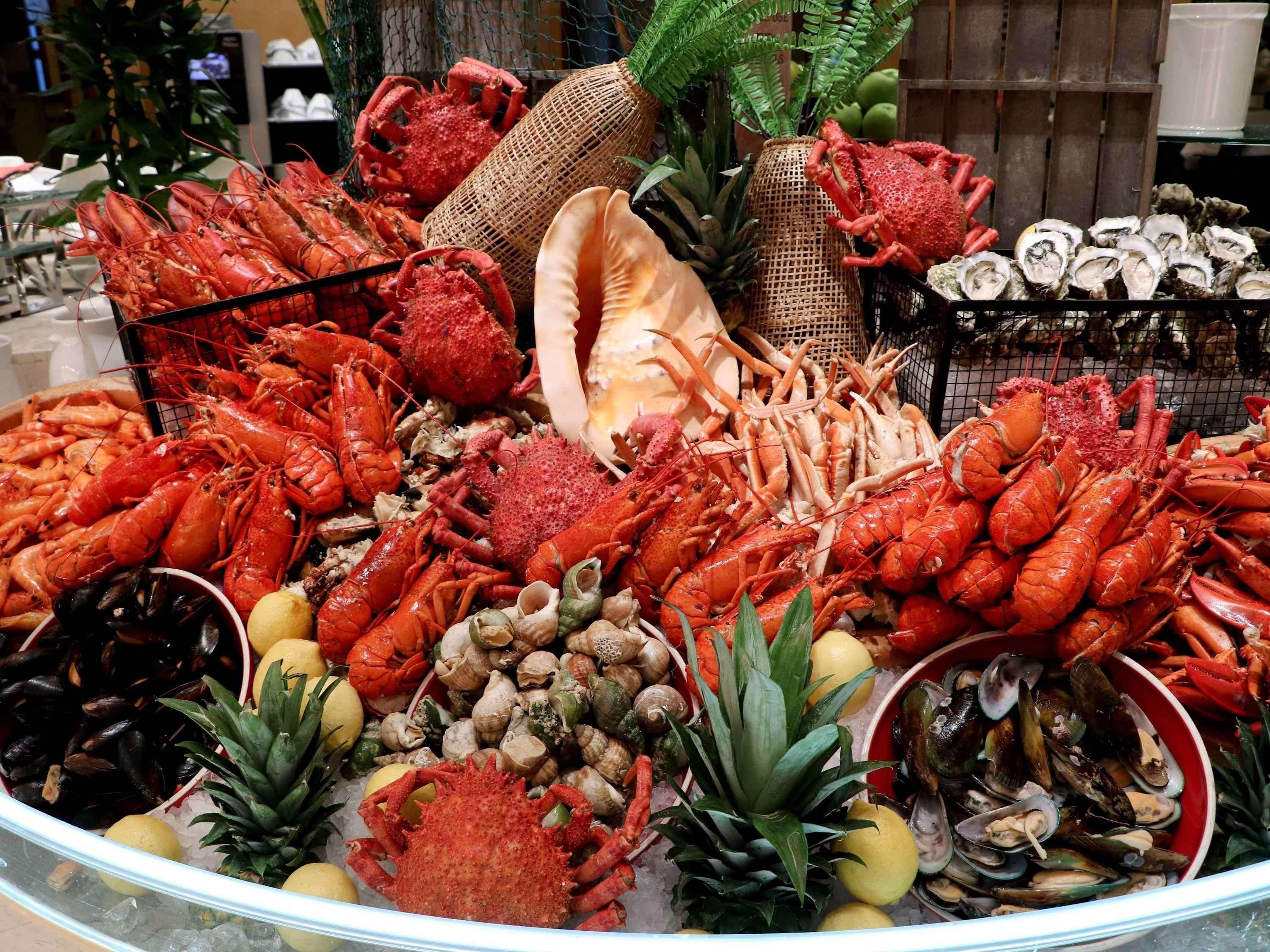 Sofitel Macau At Ponte 16 Otel Dış mekan fotoğraf Seafood on display at a buffet