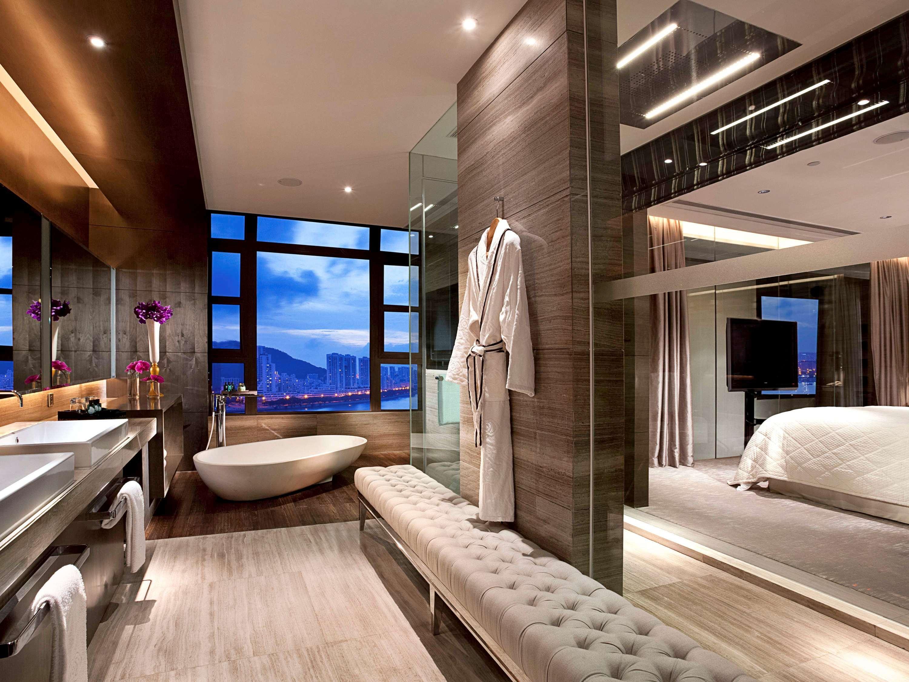 Sofitel Macau At Ponte 16 Otel Dış mekan fotoğraf The bathroom of a suite at the hotel