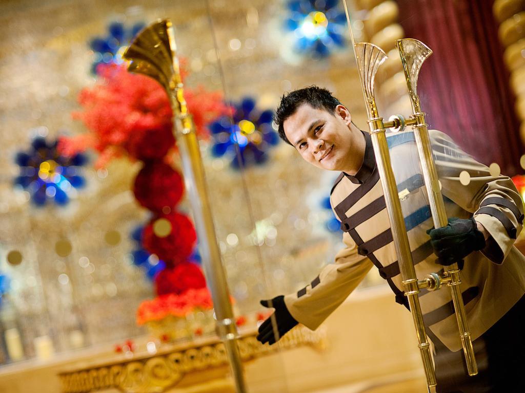 Sofitel Macau At Ponte 16 Otel Dış mekan fotoğraf A bellboy at the Crown Towers