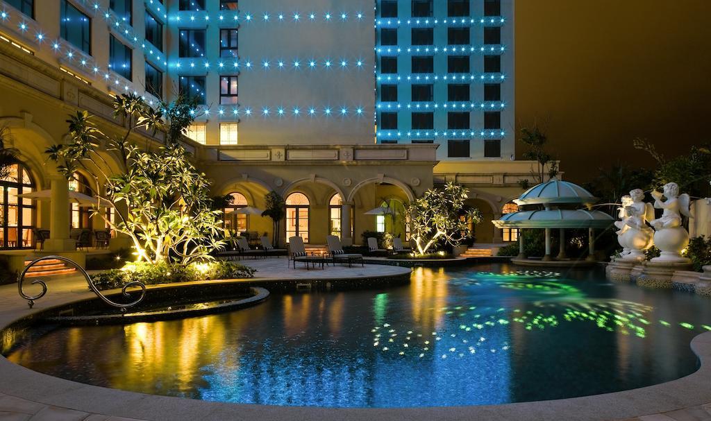 Sofitel Macau At Ponte 16 Otel Dış mekan fotoğraf The pool at the hotel