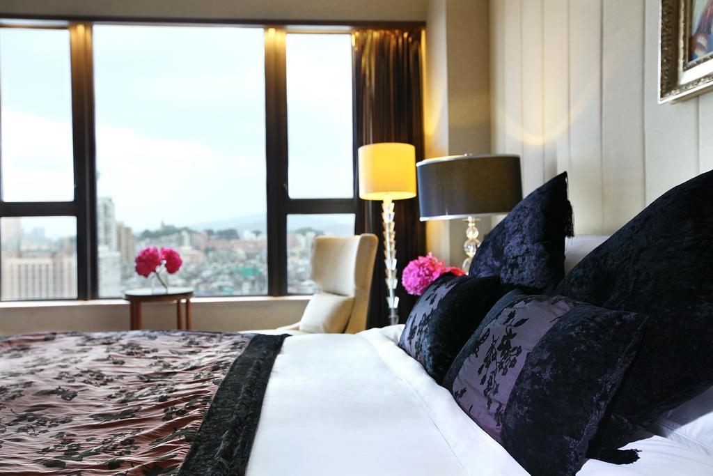 Sofitel Macau At Ponte 16 Otel Dış mekan fotoğraf A bedroom at the hotel